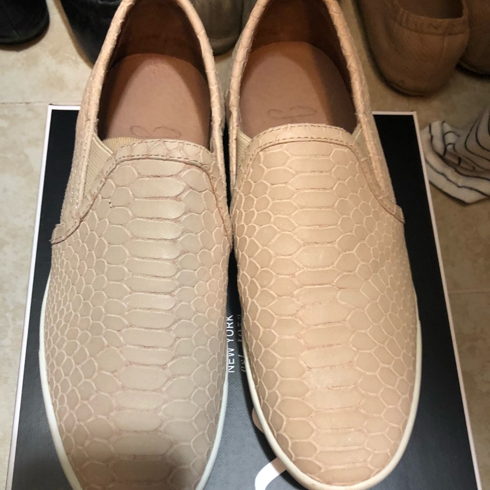 Joie Kidmore sneakers in great condition!